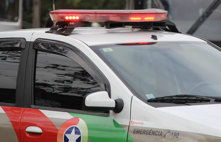 Discussão por ciúmes termina com agressões e golpe de faca em Criciúma
