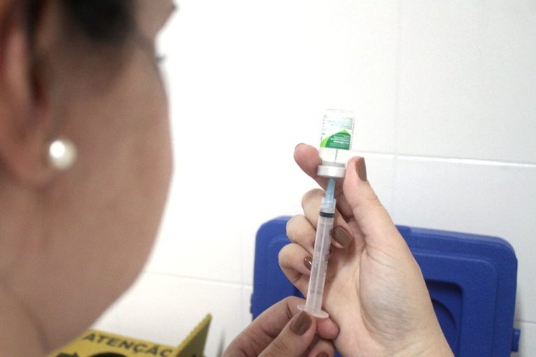 Adolescentes começam a receber a segunda dose da vacina em Criciúma