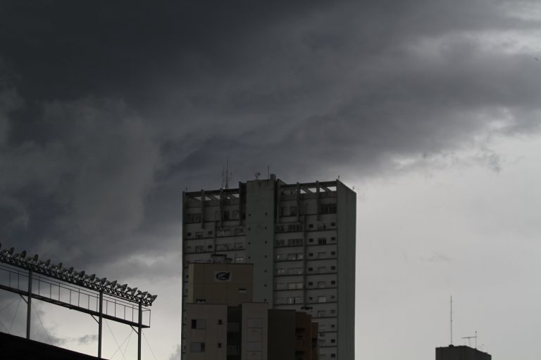 Região com temporais, sensação de ar abafado e altas temperaturas