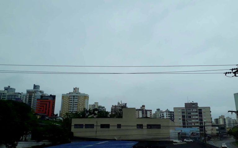 Fim de semana com tempo frio e nublado na região litoral sul