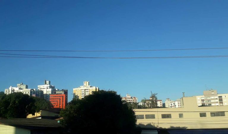 Após passagem de frente fria, semana será de tempo firme e calorão em SC