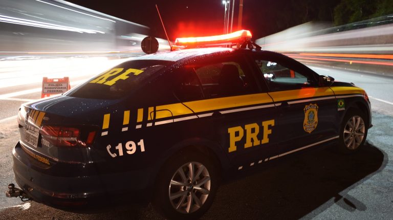 Acidente envolvendo dois carros e uma moto é registrado na BR-101