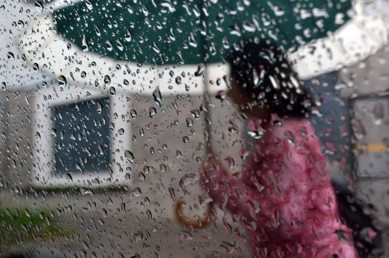 Feriado de ventos fortes e trovoadas, alerta Defesa Civil