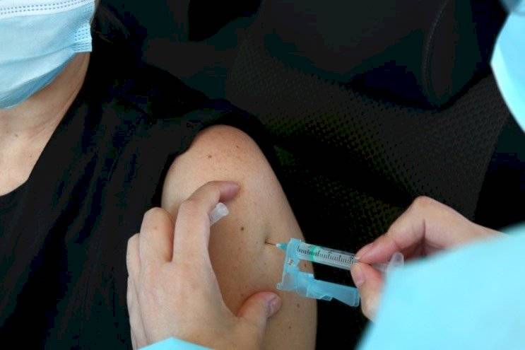 Lactantes precisam de aval médico antes de se vacinarem contra a Covid