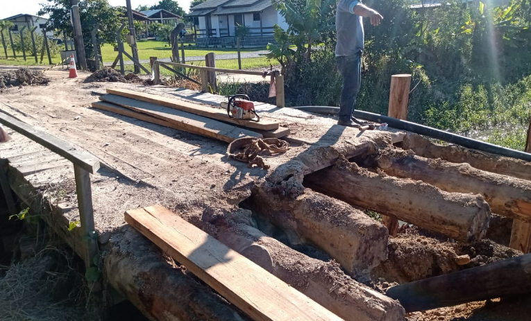 Equipes de obras de Içara mantém ritmo de consertos em pontes