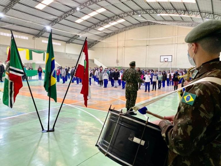 Criciúma: alunos cantam o Hino Nacional com a banda do 28º GAC