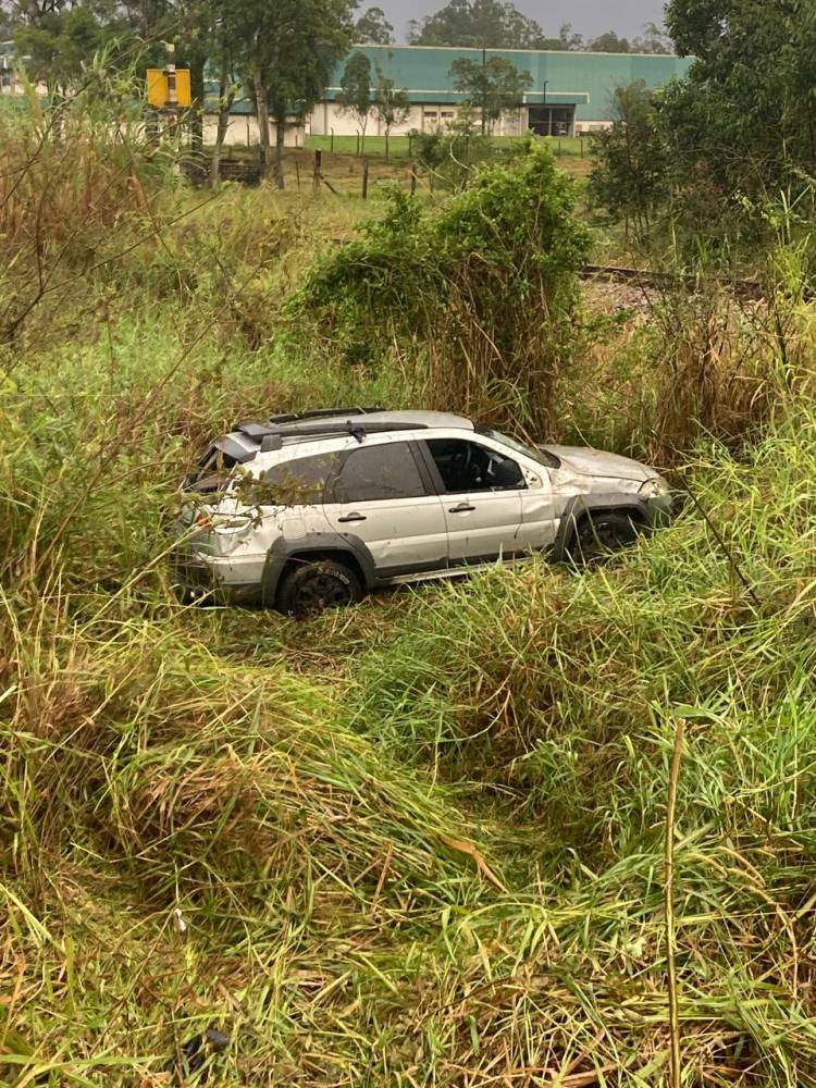 Urussanga: condutora sofre acidente após carro aquaplanar na pista