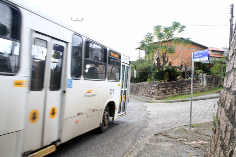 Moradores reclamam de rua em situação de abandono em Criciúma