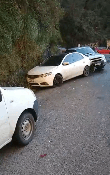Serra do Corvo Branco: carro desliza na pista e colide em veículo