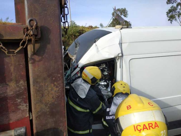 Homem fica preso às ferragens em acidente de trânsito na BR-101
