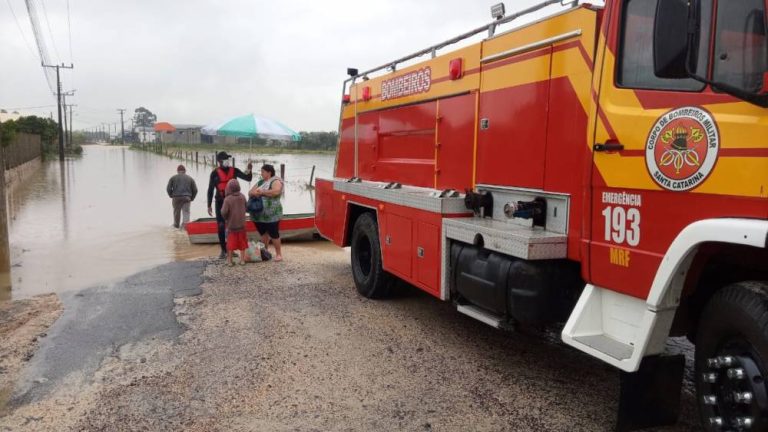 Morro da Fumaça: bombeiros resgatam idosa e neto
