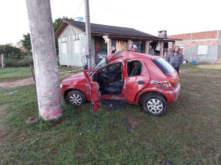 Araranguá: motorista colide contra poste após perder controle da direção