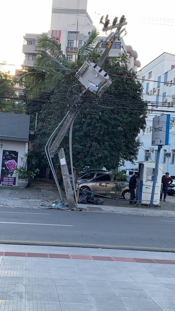 Criciúma: caminhão colide em poste e deixa parte do Centro sem energia