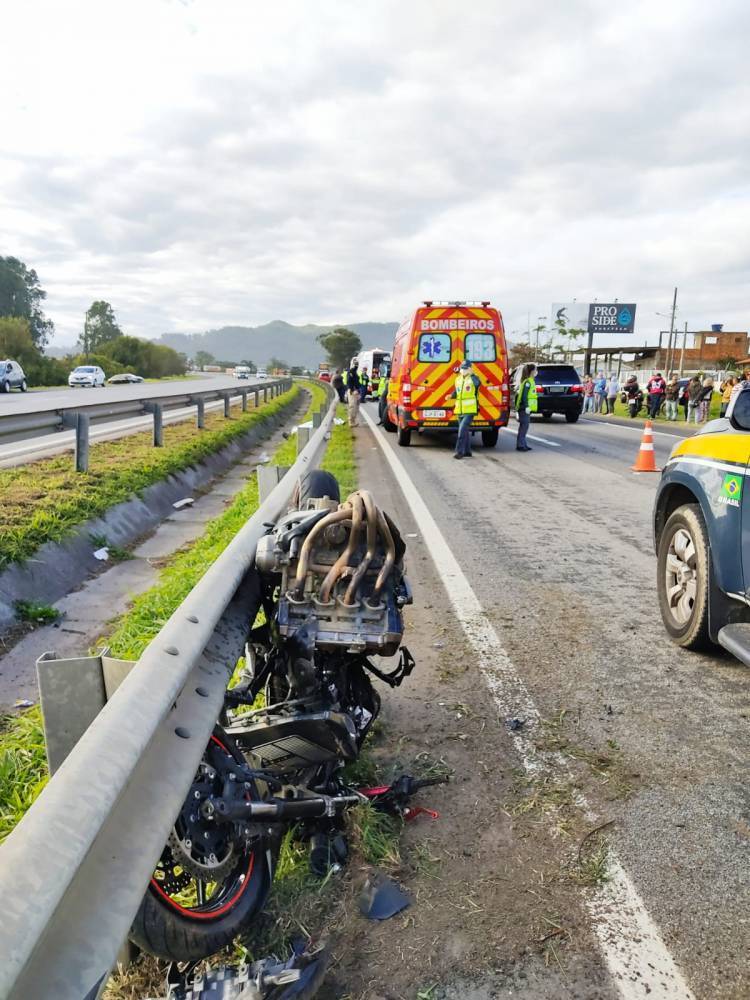 Imbituba: mulher morre em acidente entre motos na BR-101