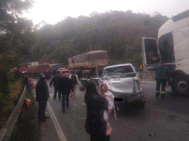 Bloqueio por acidente gera nova colisão com carretas e carros na BR-376