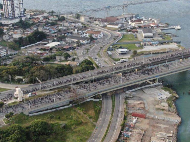 Policiais Civis fecham as pontes Colombo Salles e Pedro Ivo