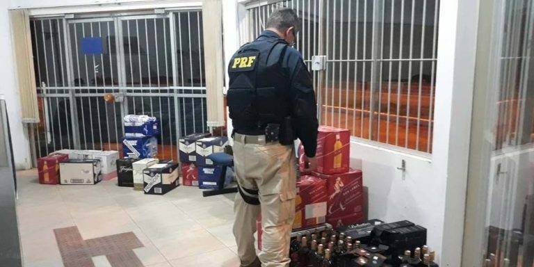 PRF apreende mais de 300 litros de bebidas ilegais em ônibus de Içara