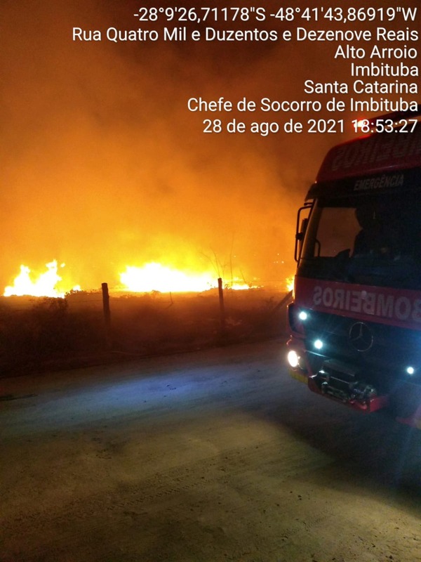 Imbituba: incêndio em vegetação é registrado no Bairro Alto Arroio
