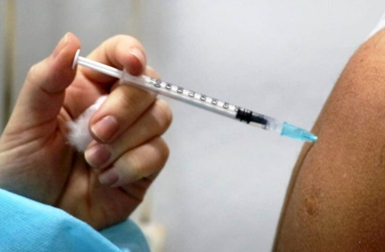 Vacinação em SC: adolescentes precisarão de autorização do responsável