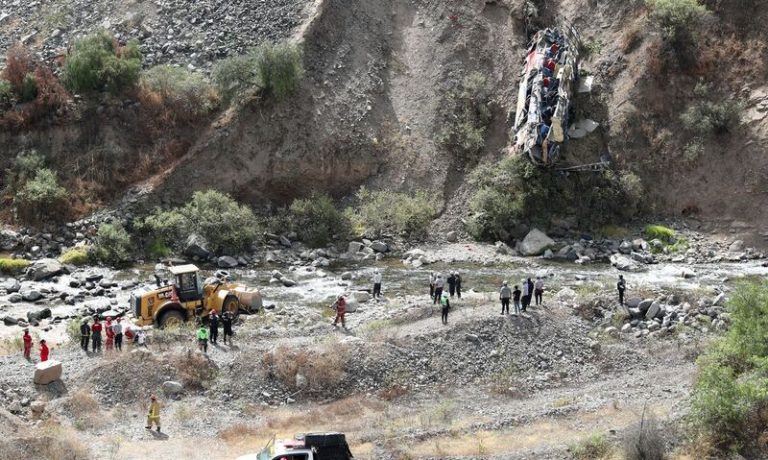 Acidente de ônibus deixa pelo menos 33 mortos no Peru