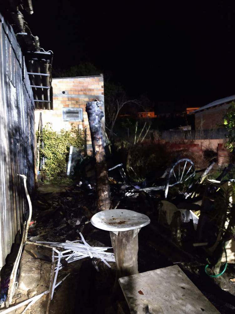 Quarto fica destruído após incêndio em casa no Rio Bonito