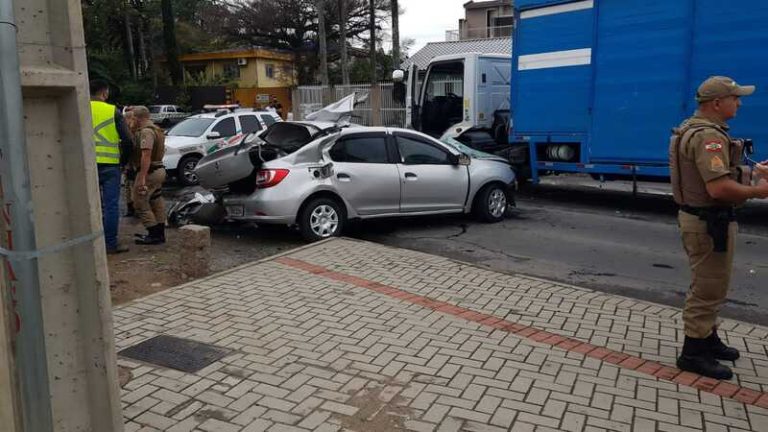 Homem morre em acidente de carro e caminhão na Próspera