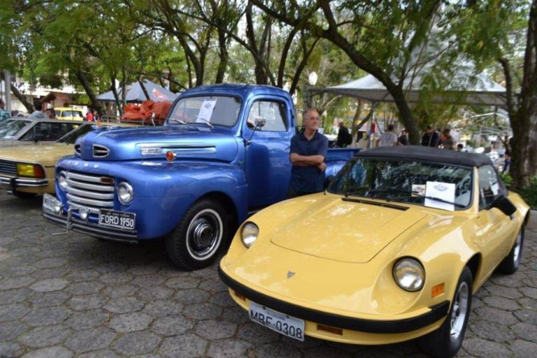 Encontro de Carros Antigos é opção para os apaixonados por veículos