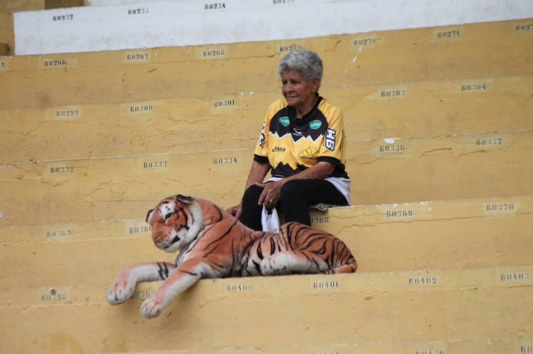 Torcedora símbolo do Tigre recebe carteirinha vitalícia