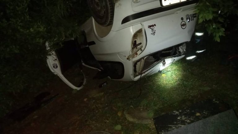 Carro capota com quatro pessoas e vítimas são encaminhadas ao hospital