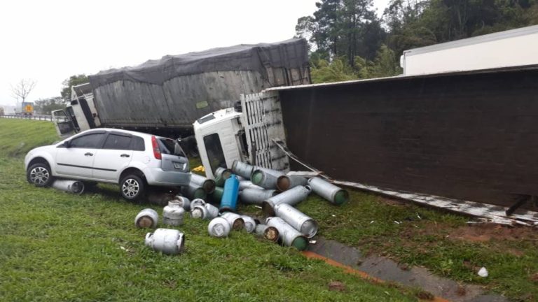 Quatro veículos colidem ao tentar desviar de deslizamento de terra