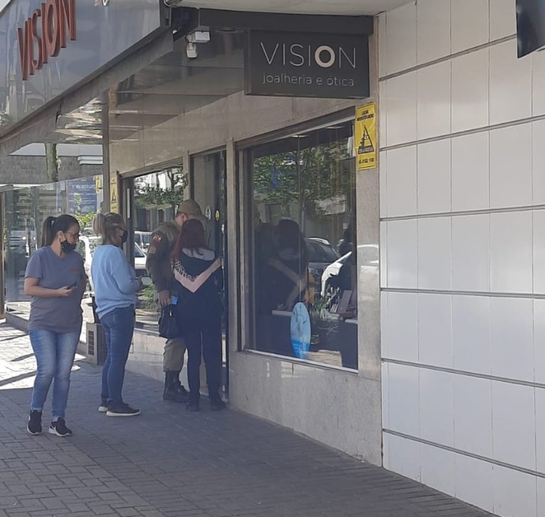 Assalto à mão armada no Centro de Criciúma neste momento