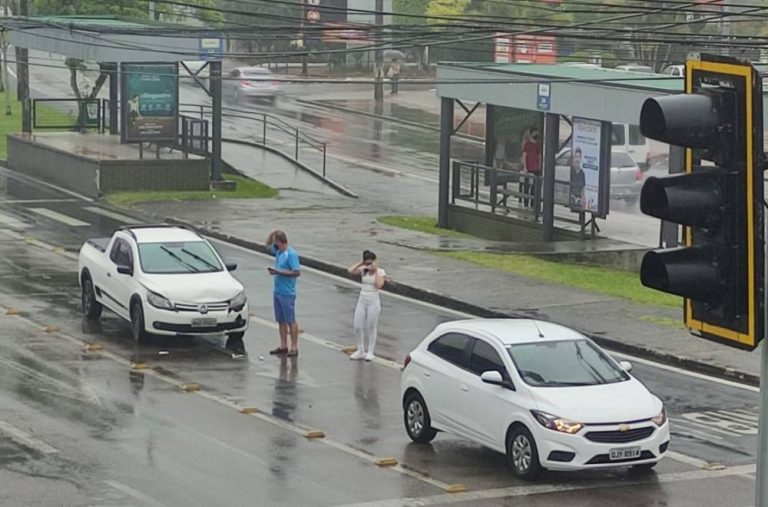 Filas se formam na Avenida Centenário devido a acidente