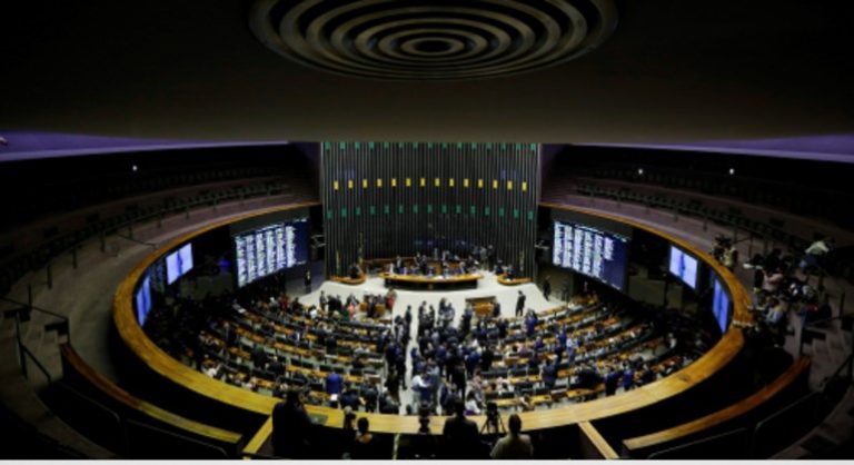 Câmara aprova projeto que altera cobrança de ICMS dos combustíveis