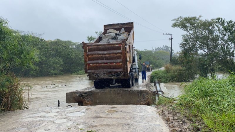 Ponte na estrada do Albardão, em Palhoça, é consertada após ser danificadas pelas chuvas – Foto: Defesa Civil de Palhoça/Divulgação/ND