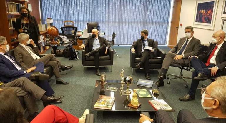 Senadores entregam relatório da CPI da Covid para a PGR e ao STF