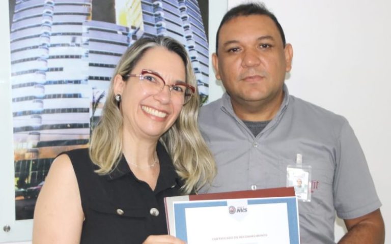 Vigilante devolve R$ 12 mil após encontrar dinheiro em caixa de sapato