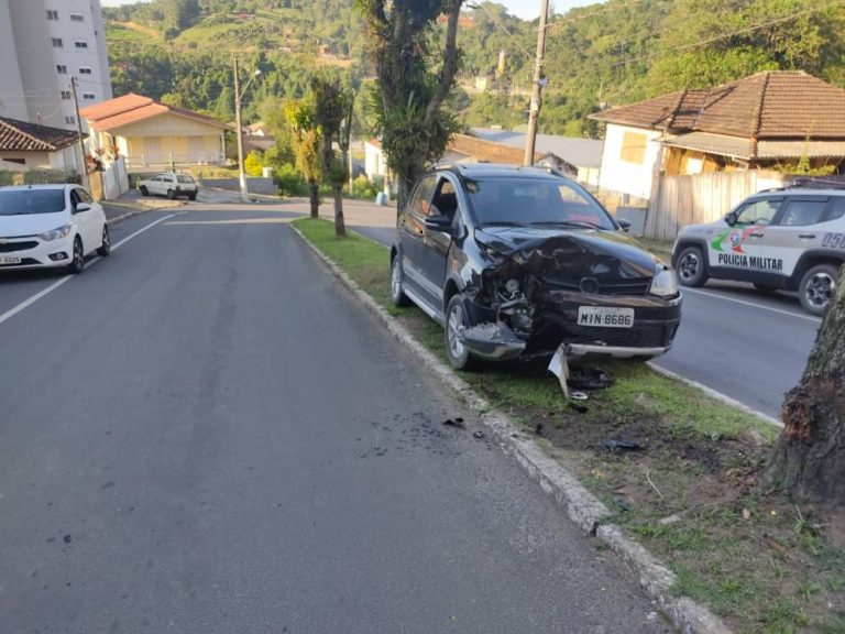 Motorista colide com árvore após perder o controle do carro em Orleans