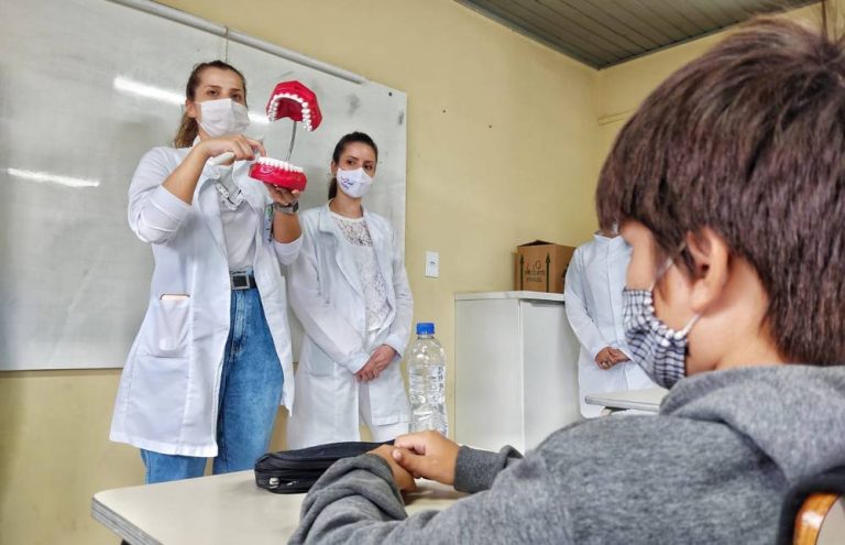 Prefeitura entrega kits de saúde bucal para alunos da rede municipal