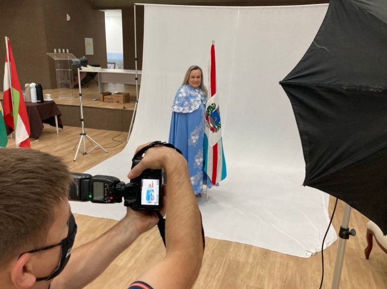 Mulheres de 60 anos são fotografadas para o aniversário de Içara