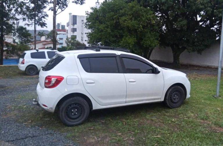 Homem com mandado de prisão por tráfico é preso após furtar carro