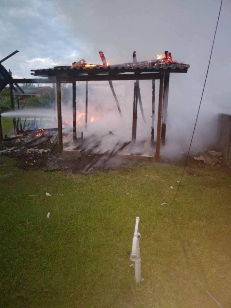 Mais de 90% de casa é queimada por incêndio no Balneário Arroio do Silva