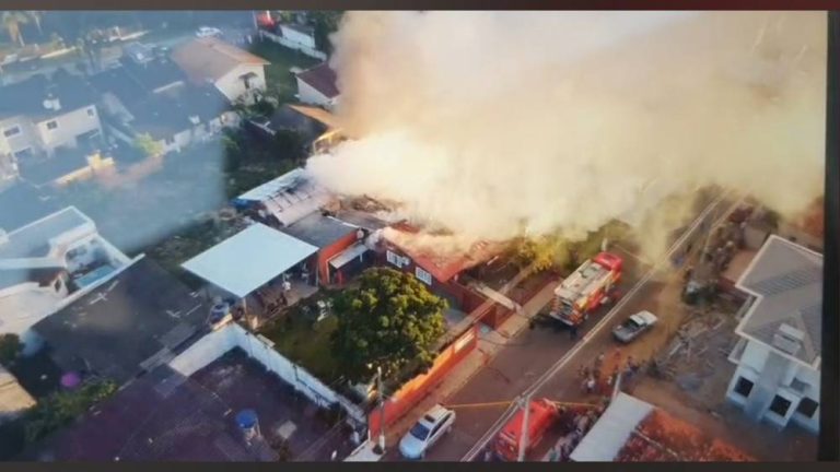 Incêndio em casa de Sombrio mobiliza bombeiros de Araranguá e Turvo