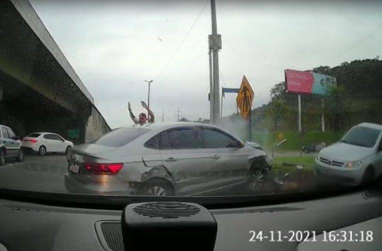 (Vídeo) Homem foge da PRF, bate o carro e é preso com 364 kg de maconha
