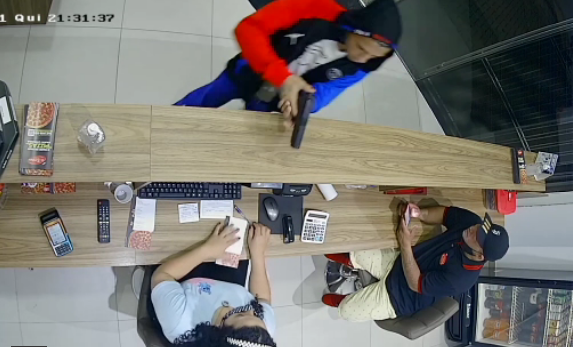 VÍDEOS: Pizzaria é roubada e ladrões fogem na moto do entregador