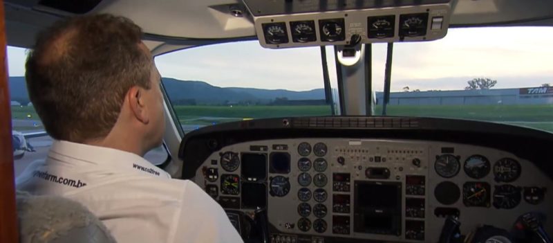 Visão do piloto no comando do King Air C90 – Foto: Reprodução/Record TV/ND