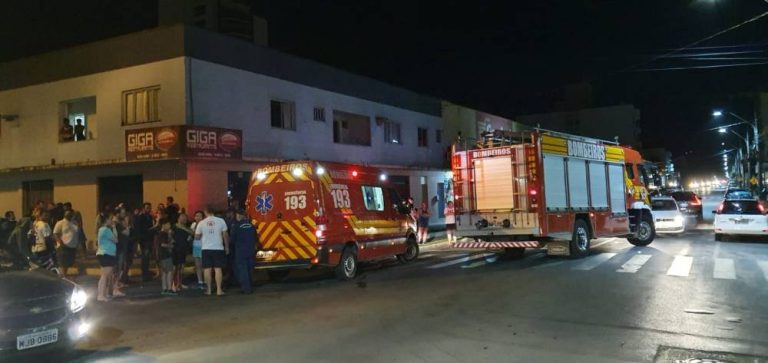 Adolescente de 14 anos fica presa dentro de carro após colisão