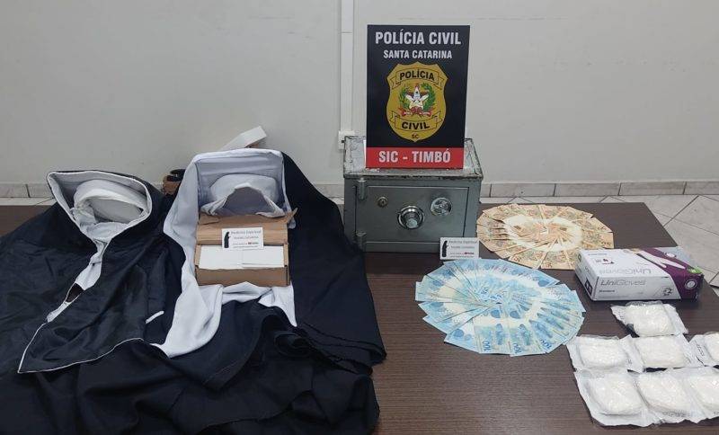 Foram apreendidos pertences que eram utilizados nos procedimentos, além de quantia em dinheiro – Foto: Polícia Civil/Divulgação