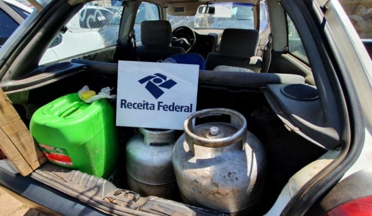Gasolina a R$3 gera fila e venda ilegal na fronteira com Argentina