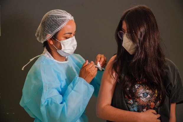 SC tem vacinas suficientes para a primeira dose em 100% dos adolescentes