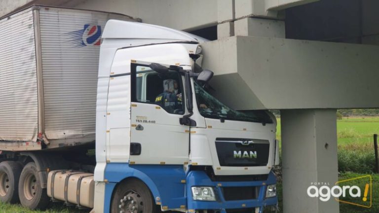 Araranguá: motorista colide caminhão em pilar da BR-101